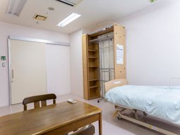 居室のベッドと収納