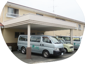 施設の外観と車寄せ  