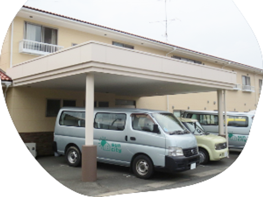 施設の外観と車寄せ  