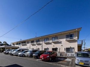 施設の外観と駐車場  