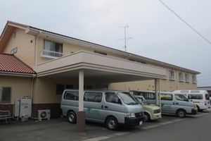 送迎車が並ぶ外観