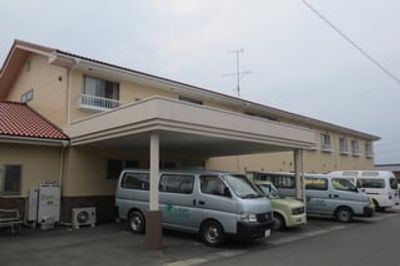 送迎車が並ぶ外観