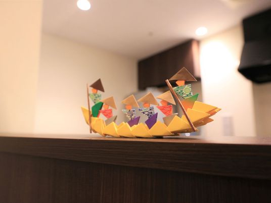 折り紙で作られた色鮮やかな船