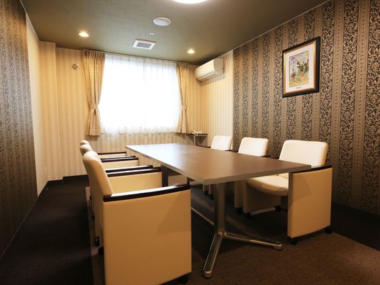 施設の写真 高級感のある談話室である。ゆったりと腰掛けられる椅子が６脚と広いテーブル、エアコンが完備されている。