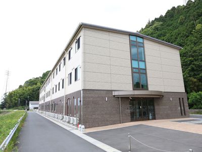 施設の外観と緑豊かな風景