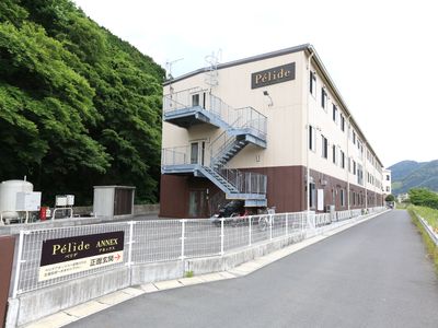 広々とした施設の外観