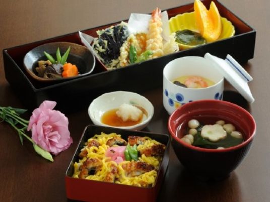 お重に入ったちらしずし、お吸い物、茶わん蒸し、天ぷらと和食の献立が並んでいる。食事から入居者様の気持ちを明るくしている。