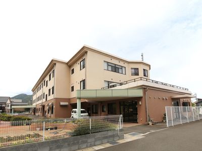 明るい外観の建物