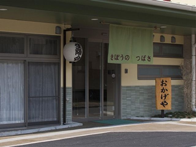 和風なエントランス エントランス 和の趣ある玄関には温かみがあり、来訪者を優しく迎え入れます。落ち着いた雰囲気の中で、日々の業務にあたれる空間です。