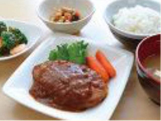 栄養満点の手作り食事 お食事 彩り豊かな手作りのお食事は、日々の健康を支える大切な一部です。バランスの取れた食事で、快適な生活をお手伝いします。