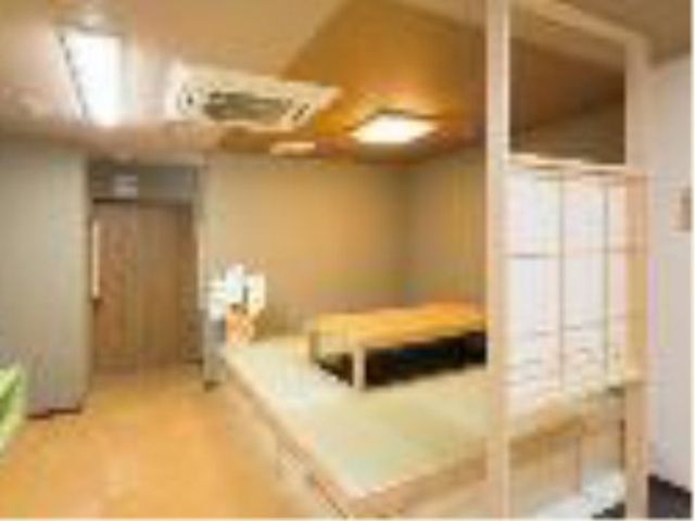 和室風の居室空間 湯浴み処 温かみのある照明が特徴的な和風の部屋です。やすらぎを感じる空間で、心地よい時間を過ごしていただけます。