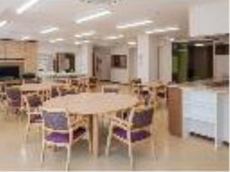 明るい共有ダイニング