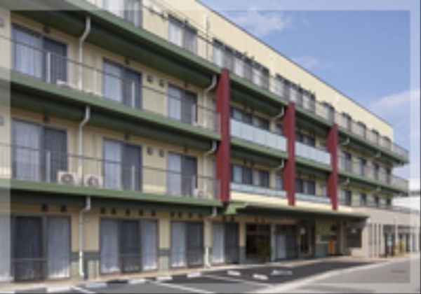 幅広エントランスの建物