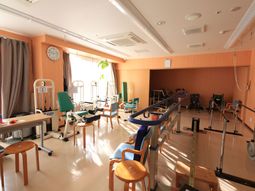 機能訓練室の明るい空間