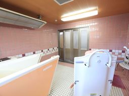 清潔感ある明るい浴室