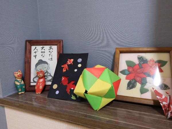和風手工芸品のディスプレイ
