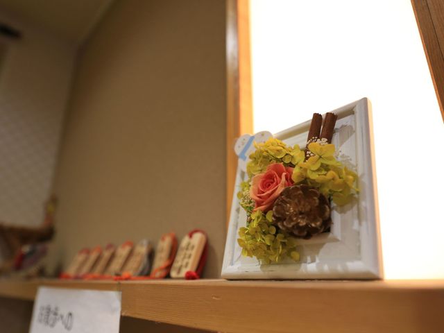 手作りの飾り物の棚 掲示物 暖かみのある手作りの飾りが並ぶ中庭。日々の潤いに役立つ、居心地の良いスペースが広がっています。
