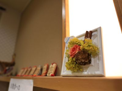 手作りの飾り物の棚