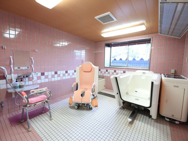 清潔な浴室設備 浴室 ゆったりとしたバリアフリーの浴室です。利用者の身体状況に応じた入浴サポートが可能ですので、安心してご就業いただけます。