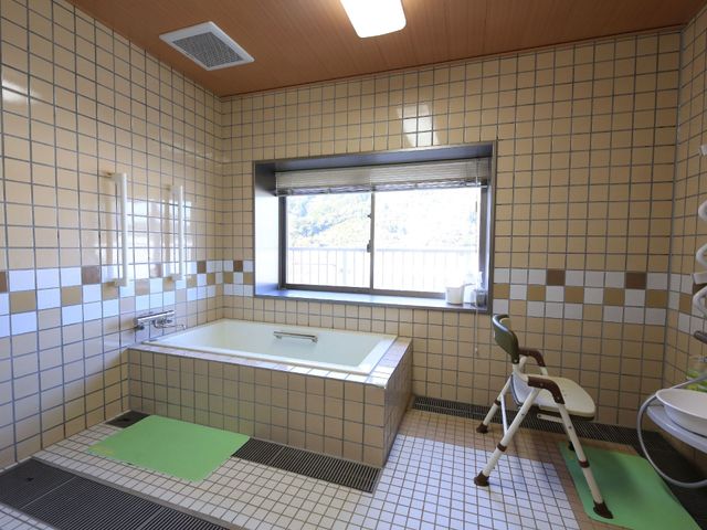 清潔感ある浴室 浴室 広々とした清潔な浴室です。手すりやシャワーチェアがあり、安全に配慮された設計になっております。