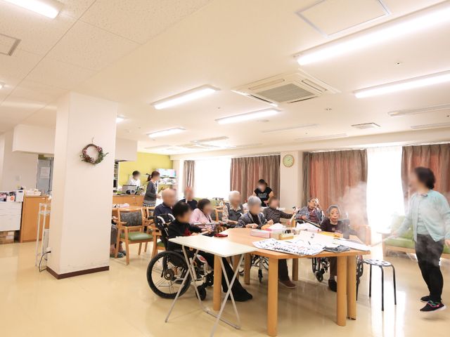 暖かみのある広々とした食堂 談話室 笑顔があふれるダイニングでは、様々なアクティビティを通じて心地よい時間を過ごせる環境が整っています。皆様の参加をお待ちしております。