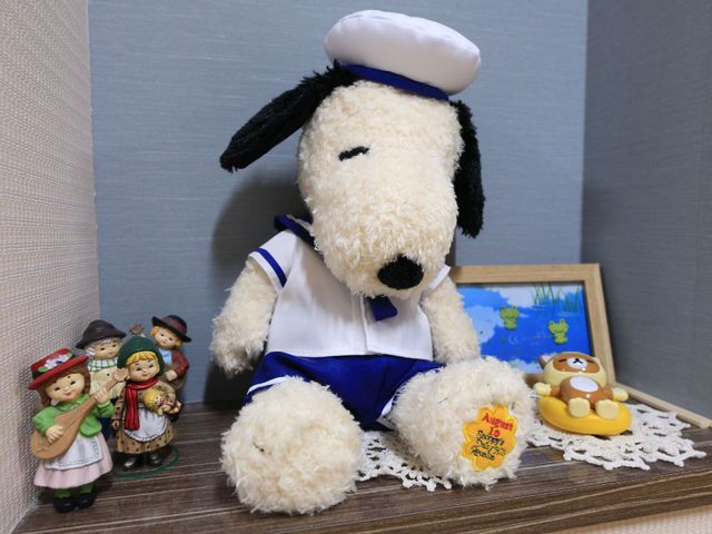 ぬいぐるみと小物の飾り 掲示物 ほっこりと温かみのある居室の一角です。ぬいぐるみや小さな置物が、日々のくつろぎの時間を彩ります。