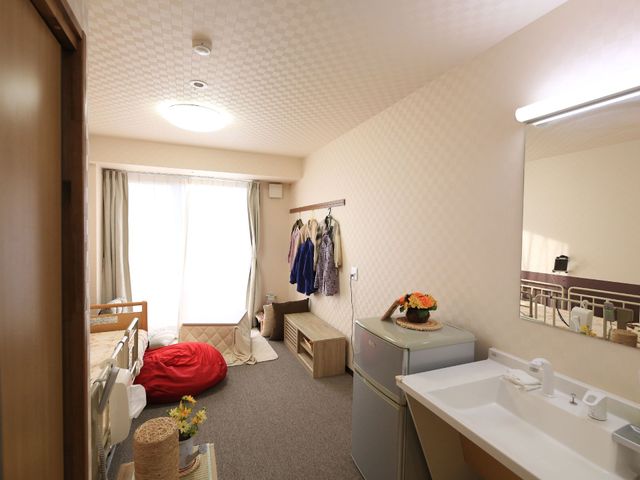 居心地の良い居室 居室 暖かみのある装飾が施された部屋です。必要な家具が整っており、快適な生活空間が確保されています。
