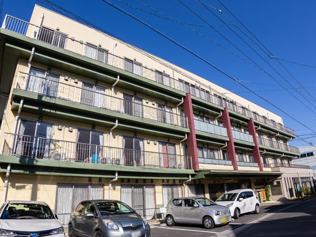 多階層の建物外観 外観 落ち着いた色合いの外観が印象的な建物です。周辺環境が清潔に保たれ、働きやすい雰囲気が漂っています。