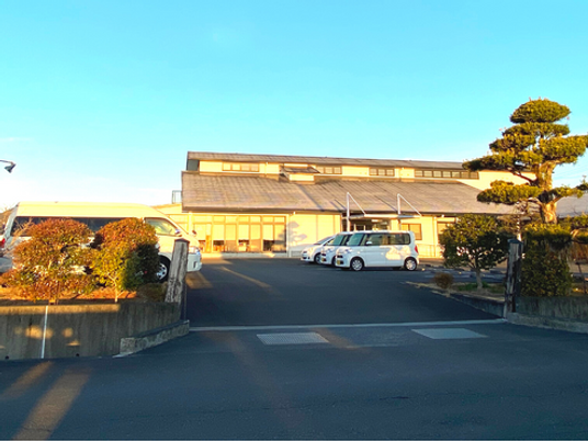明るい外観の建物正面  