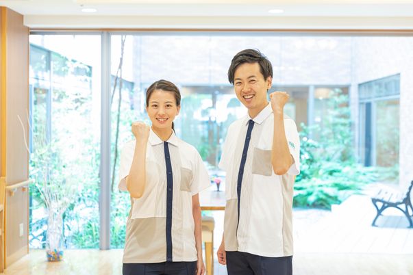 スタッフが笑顔で応援