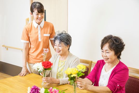 花を飾る三人の笑顔