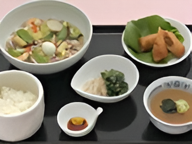 健康的な和食の一例 食事例 栄養バランスを考えた和食を提供し、毎食の健康をサポートします。色鮮やかな料理は食欲をそそる一皿です。