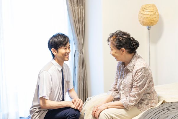 笑顔のスタッフと利用者