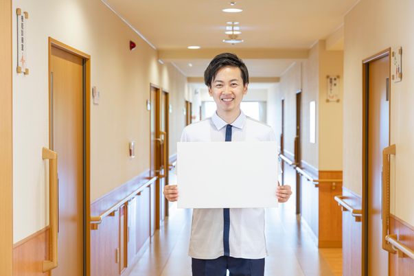 スタッフが立つ廊下