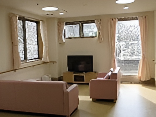 窓のある明るいリビング