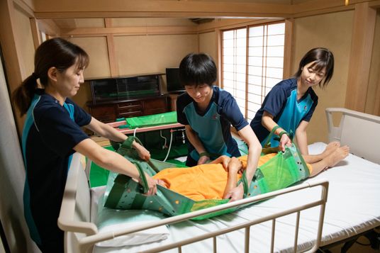 スタッフが利用者介助