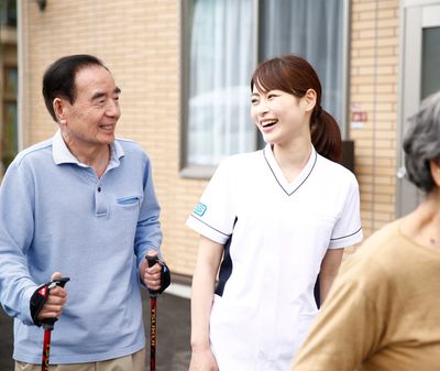 笑顔で会話するスタッフと入居者