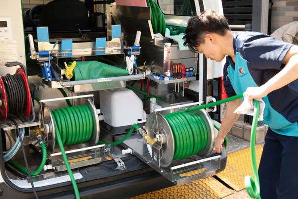 男性が機器を操作中