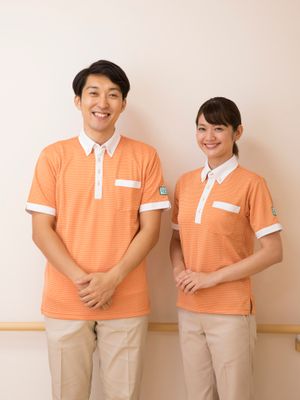 笑顔のスタッフ二人立ち姿