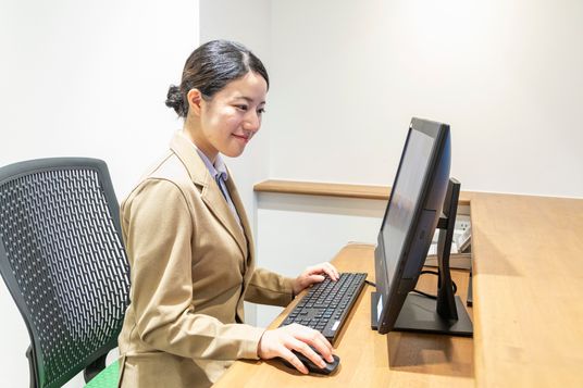 笑顔の女性とオフィスデスク