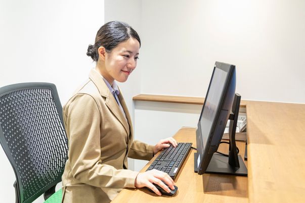 笑顔の女性とオフィスデスク