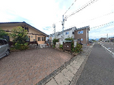 駐車スペースと周囲の住宅地