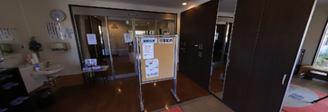 向かい合ったベンチがあるエントランス
