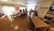 広い居間のある介護施設