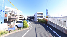 介護施設の外観と清潔な道路
