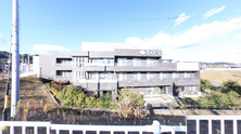 開放的な施設外観と周辺景観