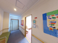 広くて清潔な施設の廊下