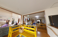 介護施設内の居住者とスタッフ
