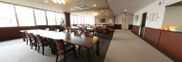 清潔感溢れる施設の食堂