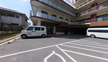 介護施設の外観と駐車場